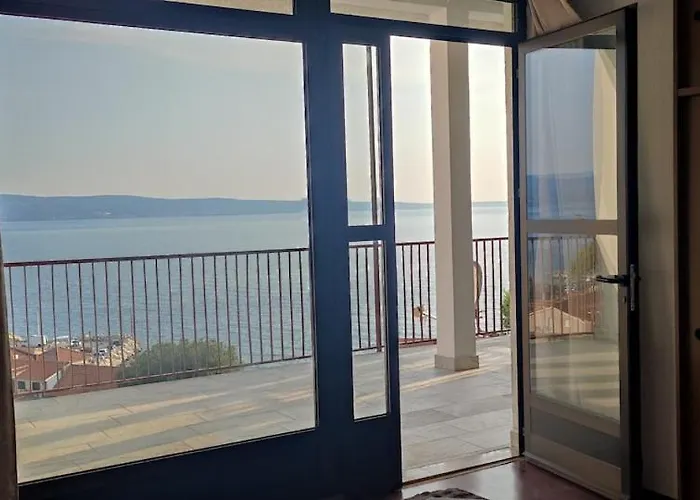 Maro S Prelijepim Pogledom Jesenice (Split-Dalmatia)
